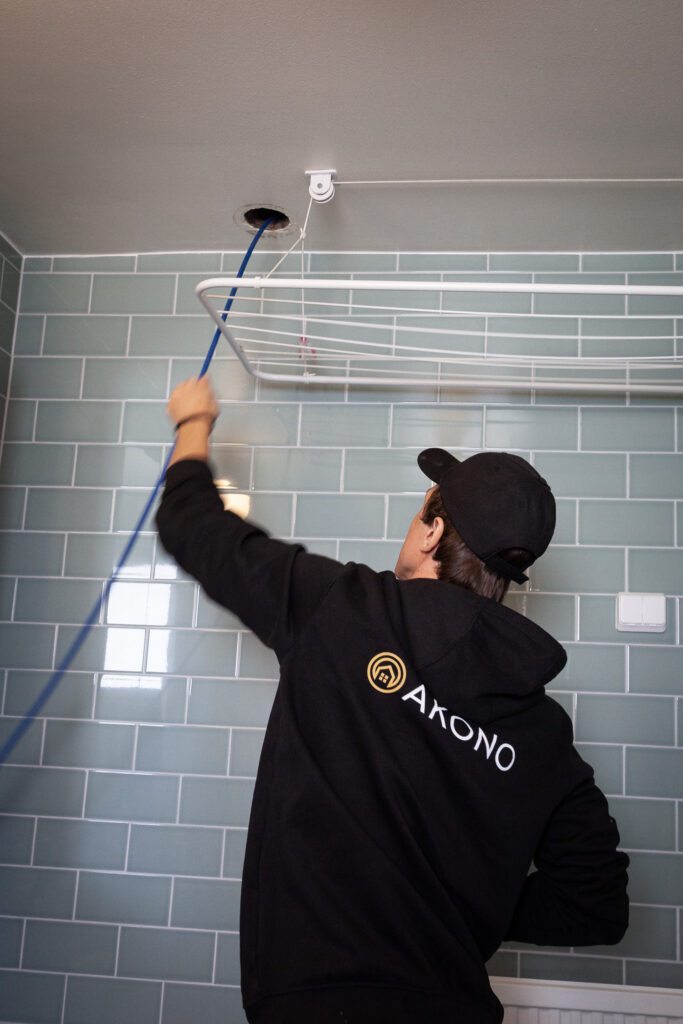 Rengöring av ventilationskanal genom frånluftsdonet i ett badrum