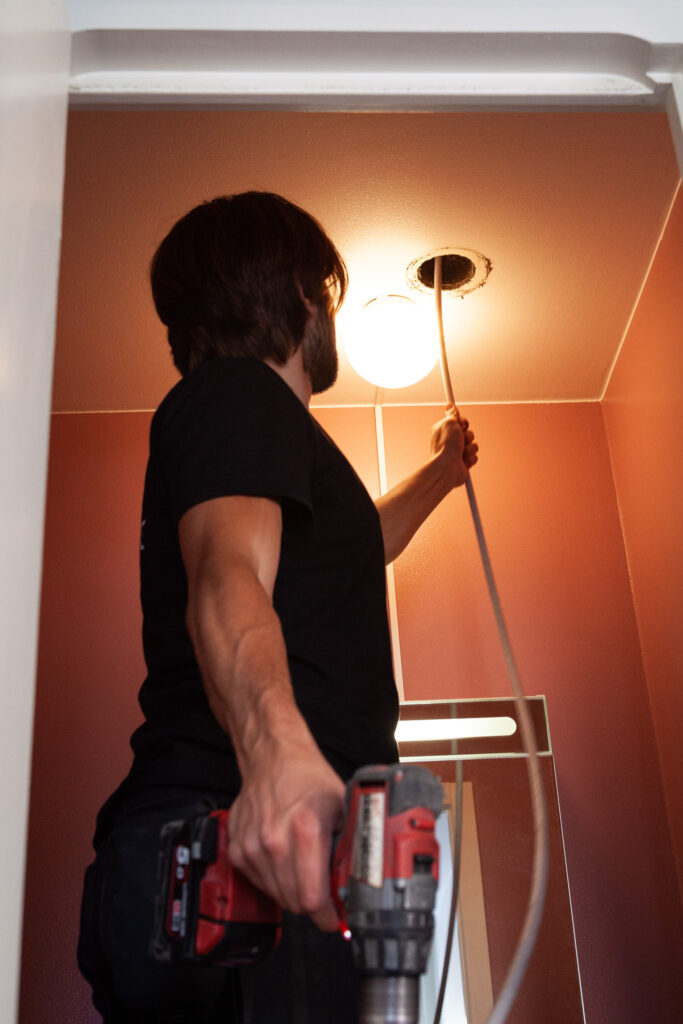 Tekniker från Akono vid ventilationen i en bostad