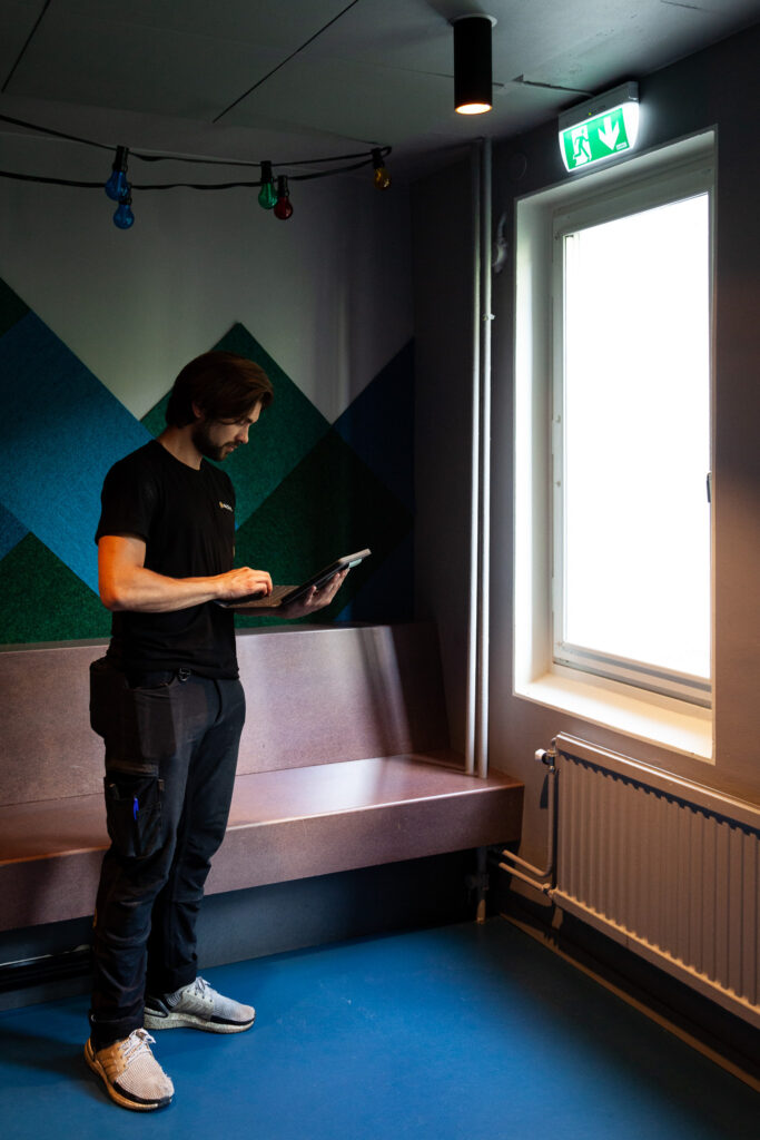Tekniker från Akono går igenom en lokal i ett flerbostadshus