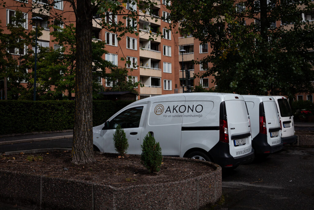 Akonos servicebilar parkerade på rad