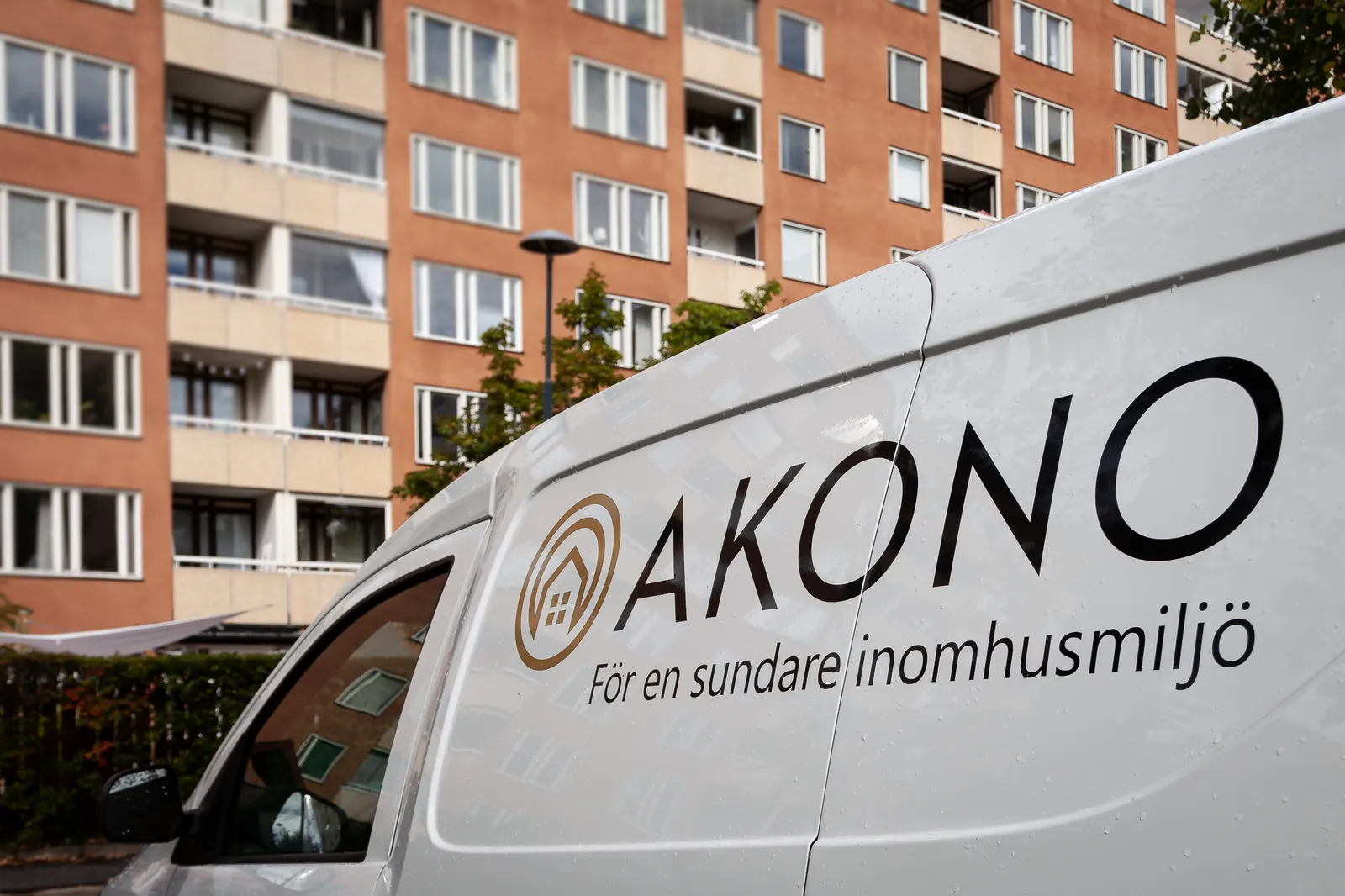 Tekniker från Akono arbetar med en takfläkt