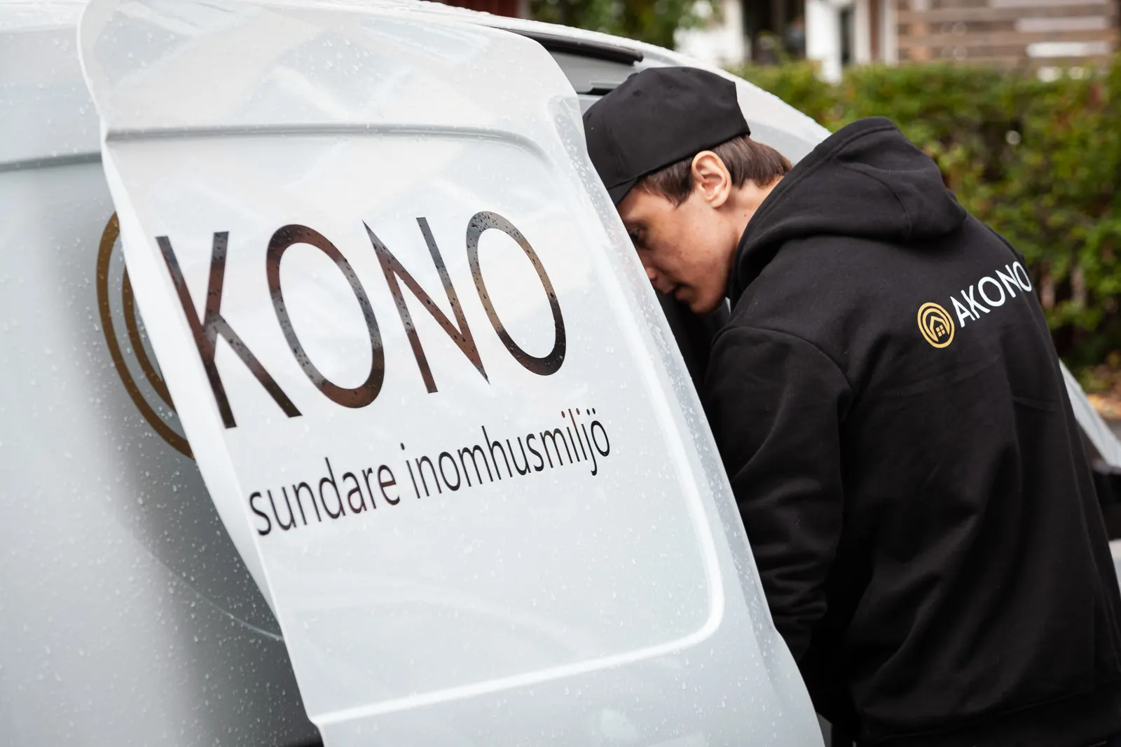 Akonos tekniker går igenom arbetsorder inför ett fläktbyte i Stockholm