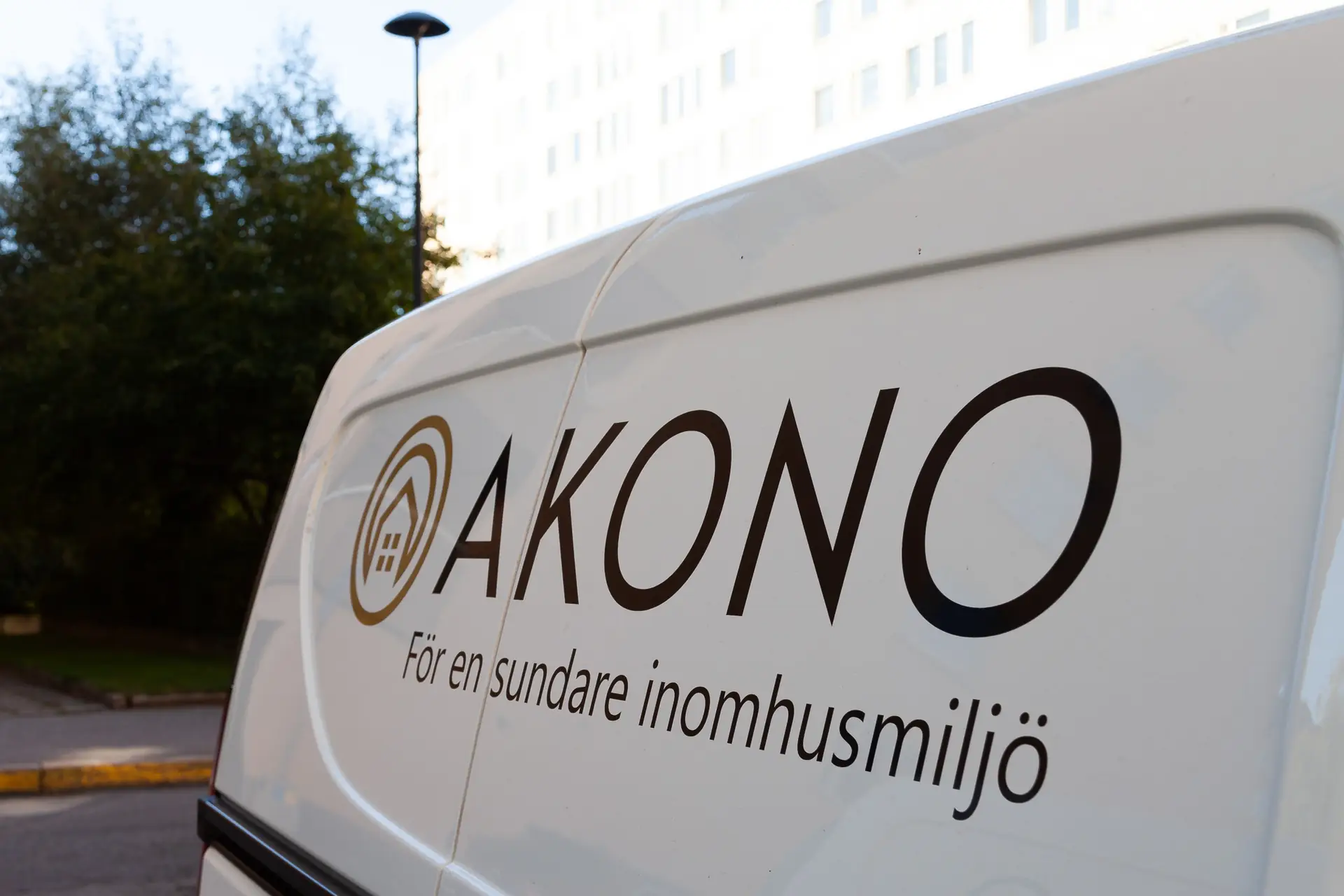 Akonos servicebil med logotypen på sidan