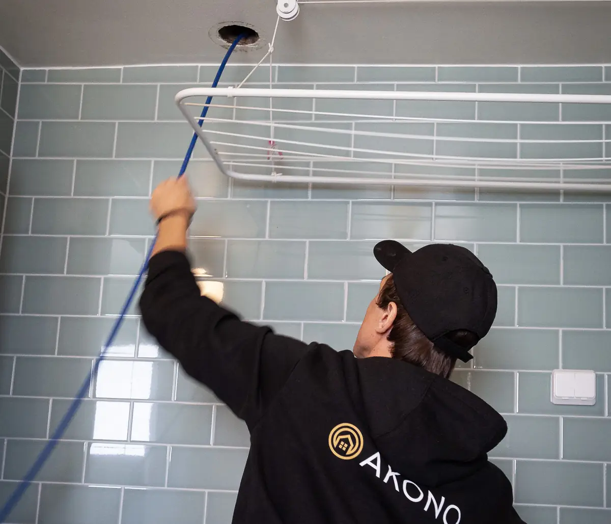 Tekniker från Akono rensar en ventilationskanal i ett badrum i Ale