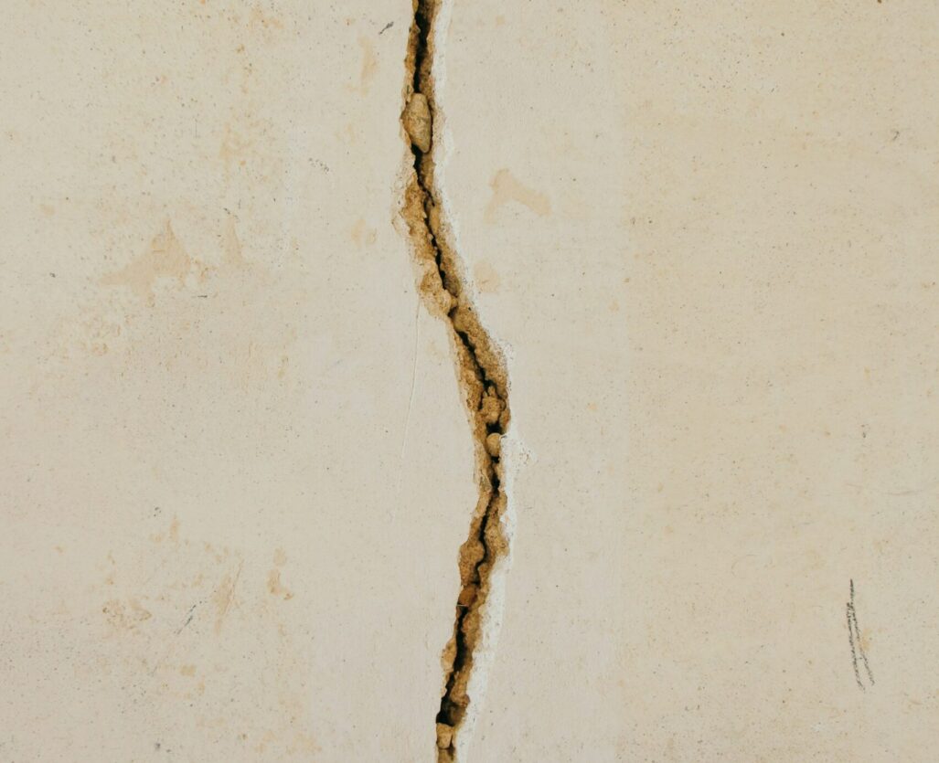 sprickor i väg där radon kommer in